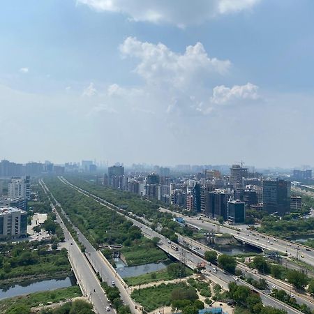 Dolce Dwell 27Th Floor Apartment نويدا المظهر الخارجي الصورة